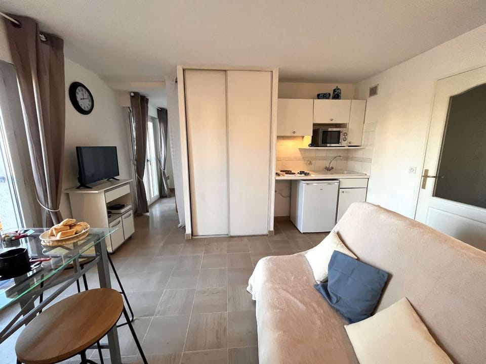 Studio cabine 2 pers à Port Fréjus, proche plage, internet inclus - FR-1-226A-168 Cabin in Fréjus