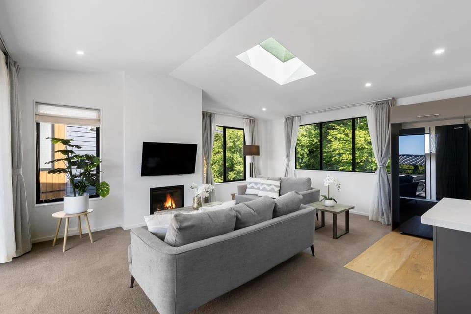 Communal lounge/ TV room, TV and multimedia, Living room, Seating area, Evening entertainment