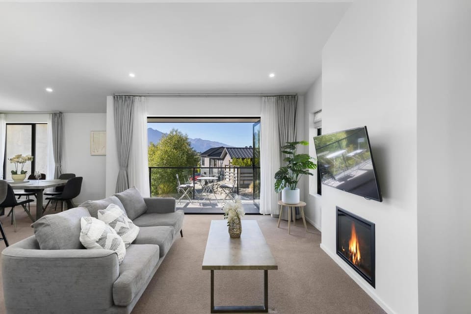 Communal lounge/ TV room, TV and multimedia, Living room, Seating area, Evening entertainment