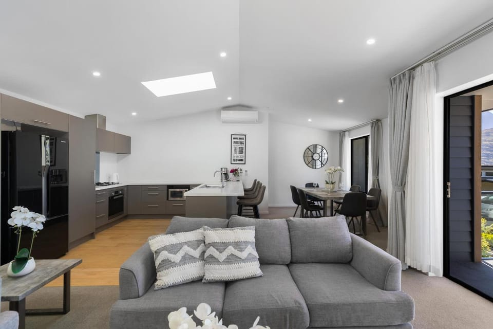 Kitchen or kitchenette, Living room, Seating area, Dining area
