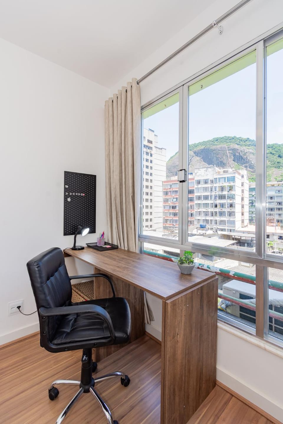 TV and multimedia, Dining area, City view