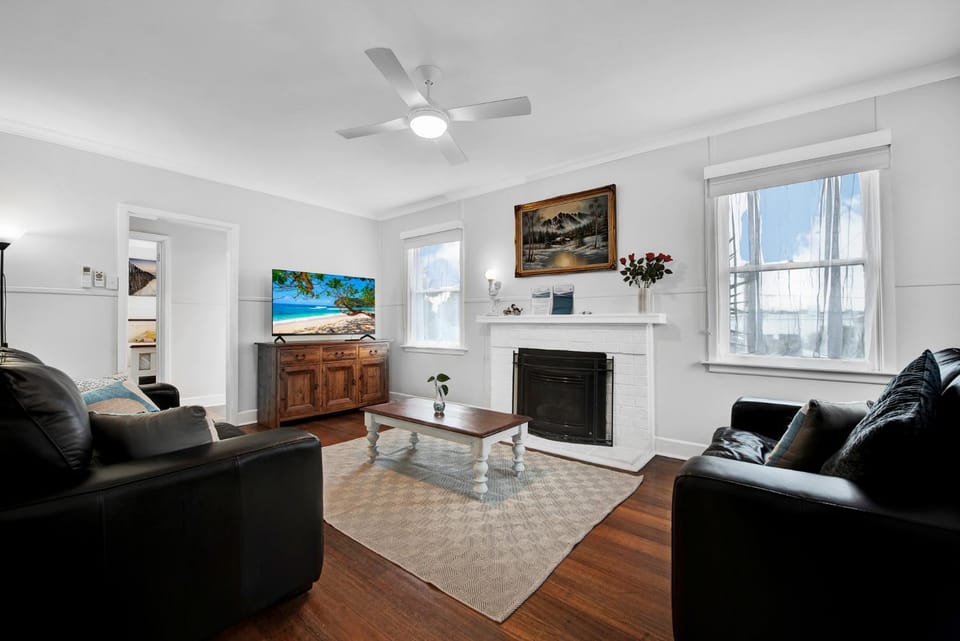 Communal lounge/ TV room, TV and multimedia, Living room, Seating area, Evening entertainment, air conditioner
