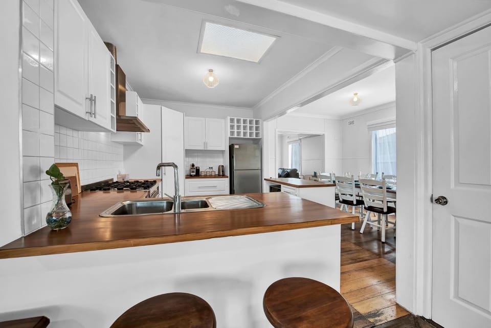 Kitchen or kitchenette, Dining area, dishwasher, oven, stove, air conditioner
