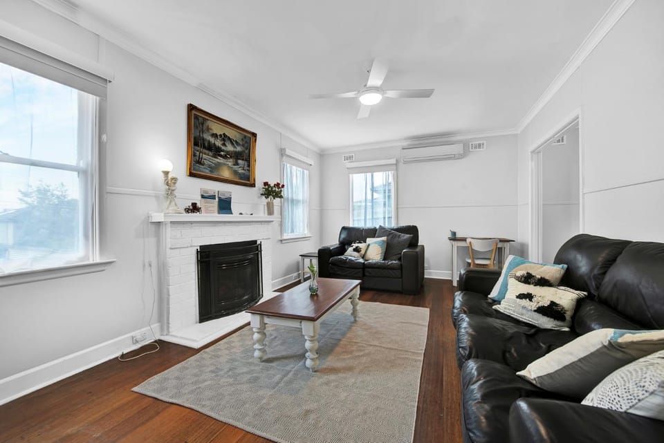 Communal lounge/ TV room, TV and multimedia, Living room, Seating area, Evening entertainment, air conditioner