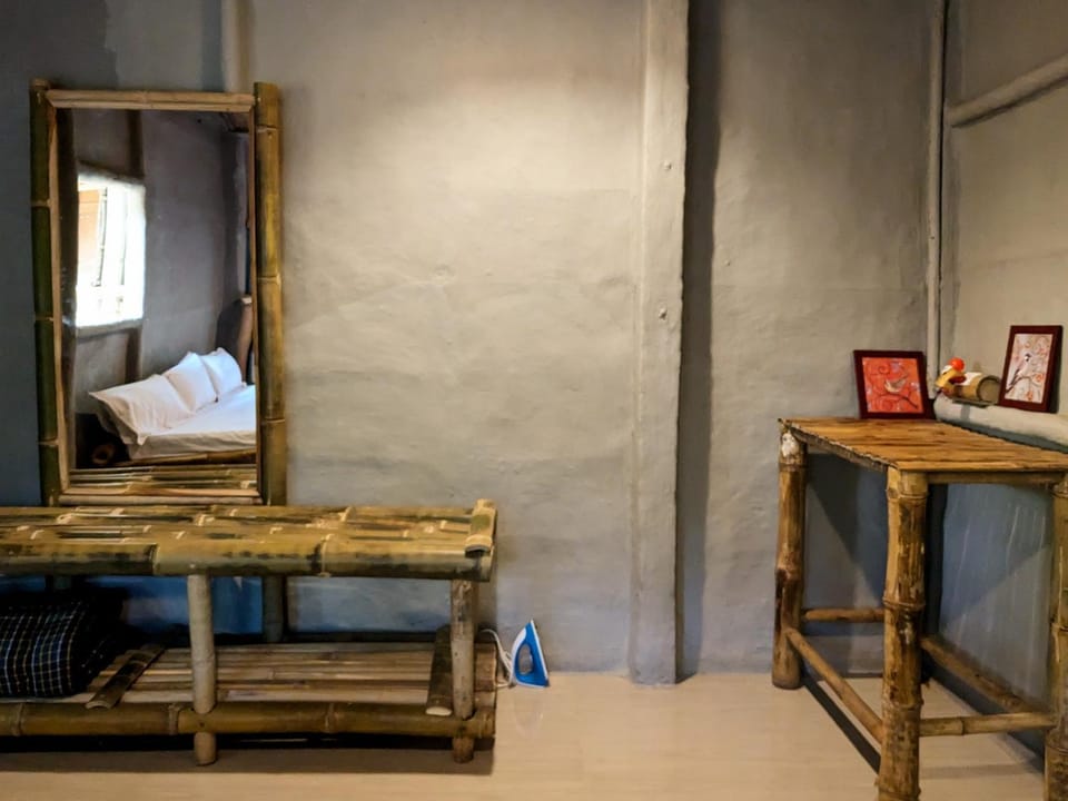 Bed, Photo of the whole room, Seating area, Bedroom, hair dresser