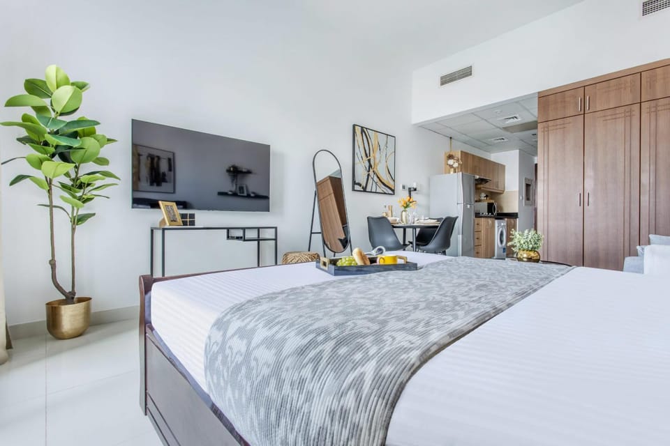 Bed, TV and multimedia, wardrobe