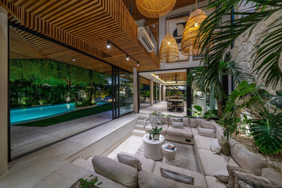 Villa Coco Bay - Iconic 8BR Tropical Villa Next to the Beach Villa in North Kuta