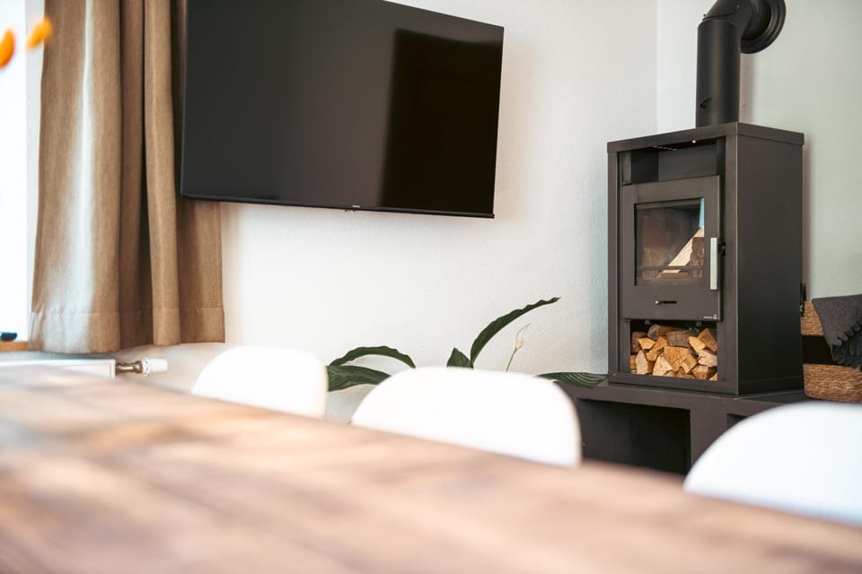 TV and multimedia, Living room, Evening entertainment, fireplace