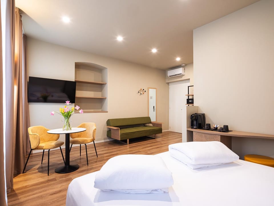 Bed, TV and multimedia, Living room, Photo of the whole room, Seating area, Bedroom, internet, internet, air conditioner