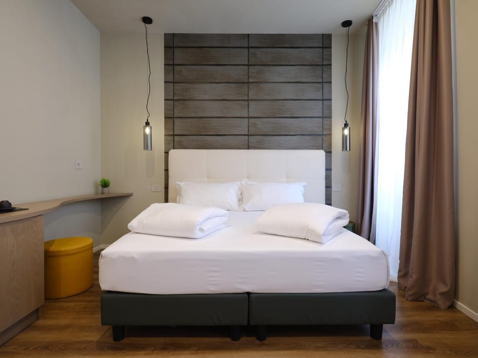 Bed, Photo of the whole room, towels