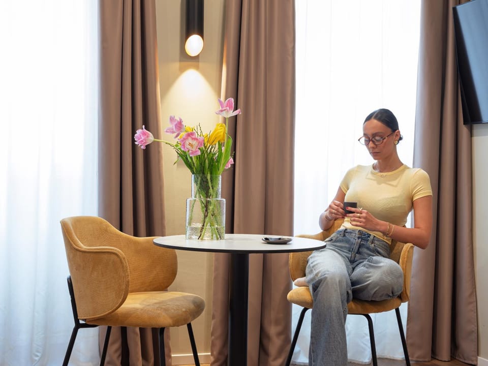 Bed, People, TV and multimedia, Coffee/tea facilities, Living room, Seating area, internet, internet
