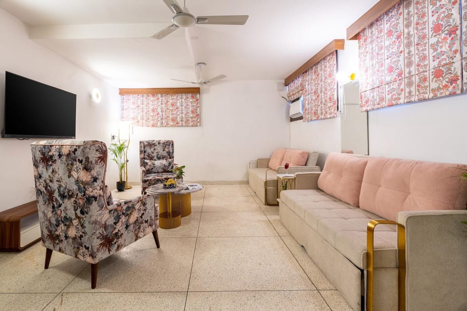TV and multimedia, Living room, Seating area, fireplace