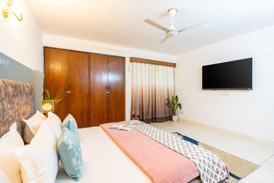 Bed, TV and multimedia, Photo of the whole room, Bedroom, fireplace, wardrobe