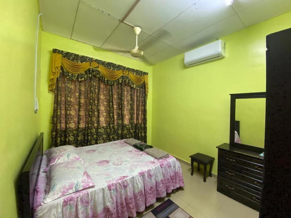 Bed, Photo of the whole room, Bedroom, air conditioner