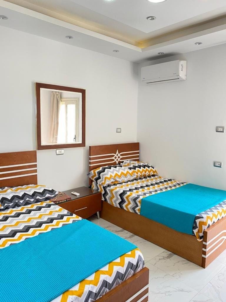 شاليه 4 غرف نوم مكيف بالكامل مارينا الساحل الشمالي العلمين تاني صف على البحيرة الرملية Chalet in Egypt