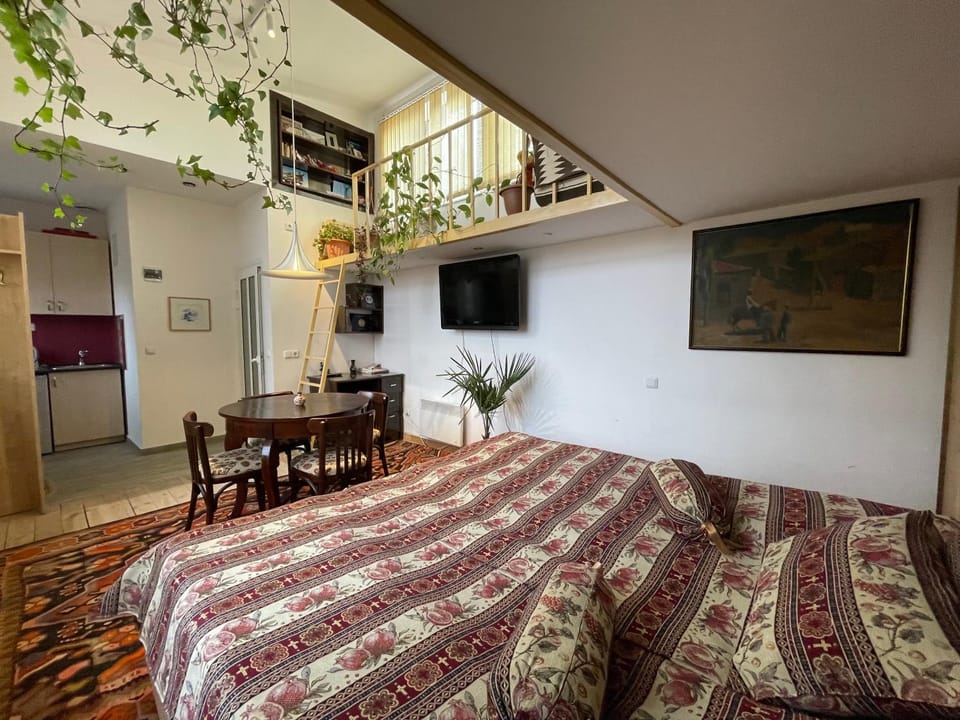 Bed, Photo of the whole room, Dining area, Bedroom