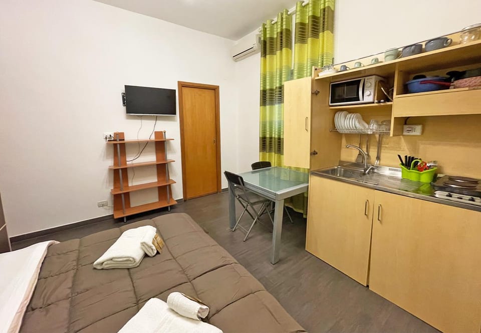 Bed, TV and multimedia, Kitchen or kitchenette, Photo of the whole room, Seating area, Dining area, Bedroom, stove, towels