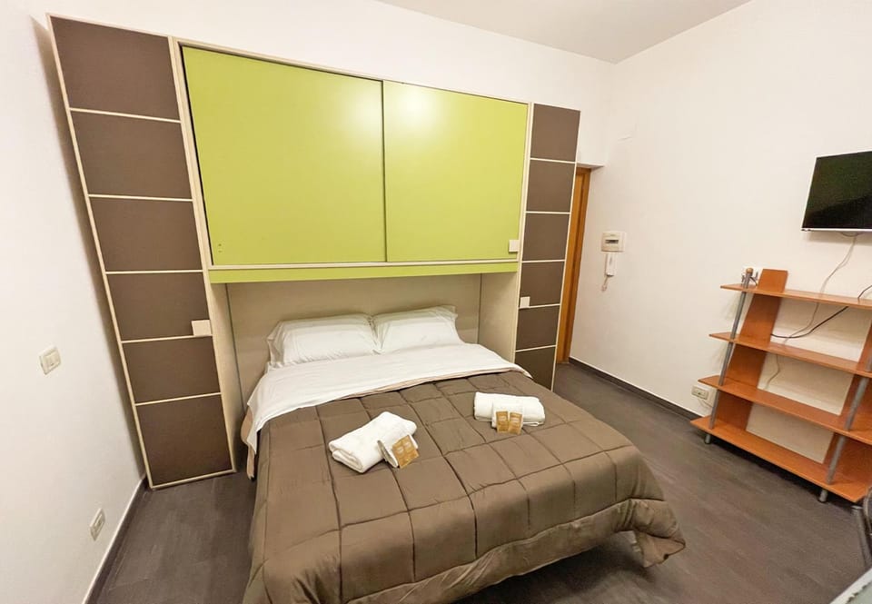 Bed, TV and multimedia, Photo of the whole room, Bedroom, towels, wardrobe