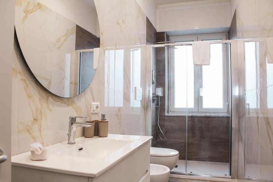 Shower, Toilet, Bathroom, towels