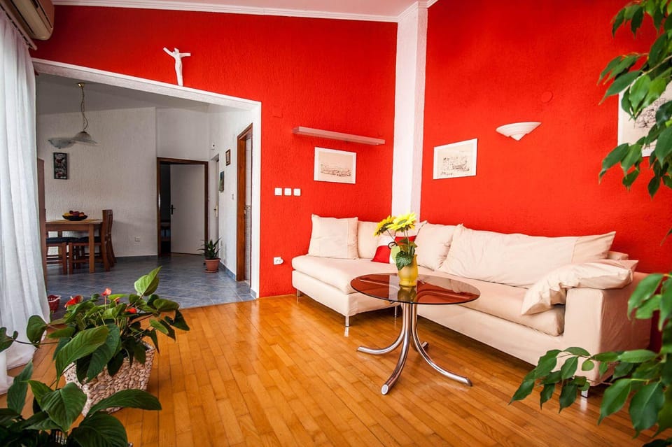 Schönes Apartment mit Klima, WLAN, Haustiere erlaubt Apartment in Lika-Senj County