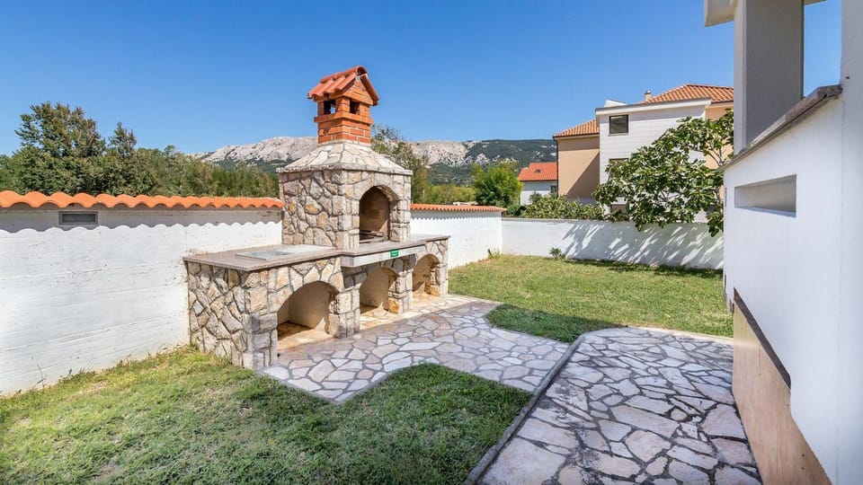 Charmantes Ferienhaus 200 Meter zum Strand House in Lika-Senj County
