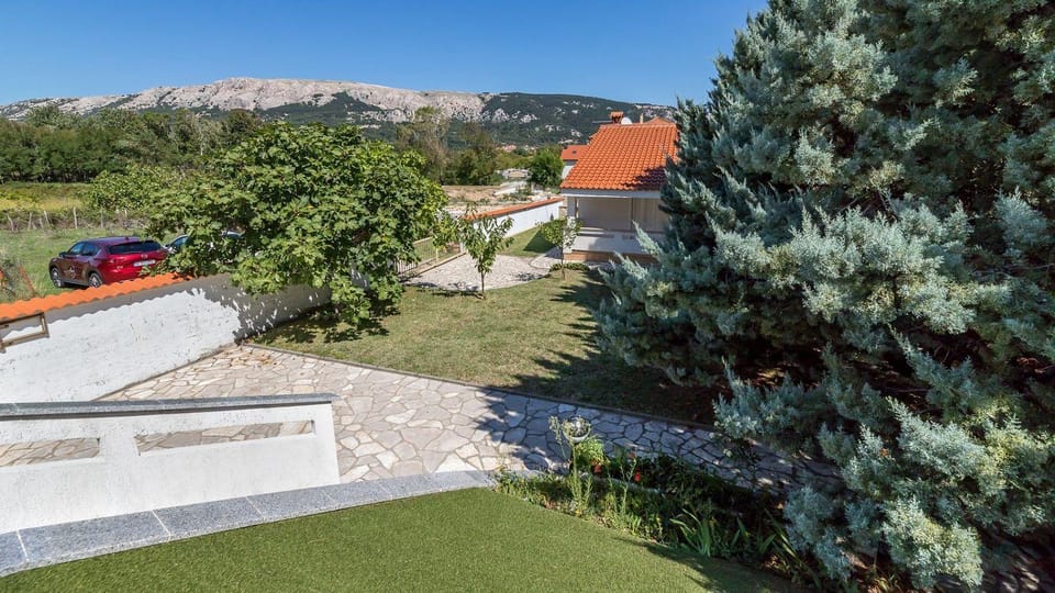 Charmantes Ferienhaus 200 Meter zum Strand House in Lika-Senj County