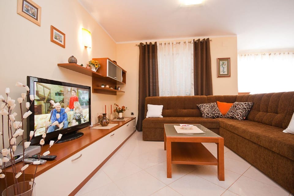 Modernes Apartment mit großer Terrasse Apartment in Lika-Senj County