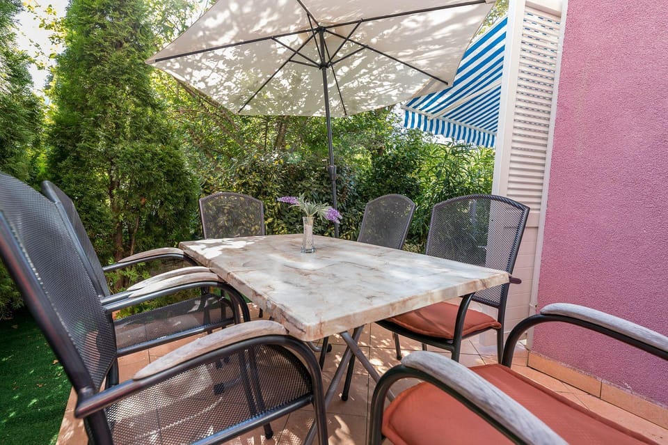 Modernes Apartment mit großer Terrasse Apartment in Lika-Senj County