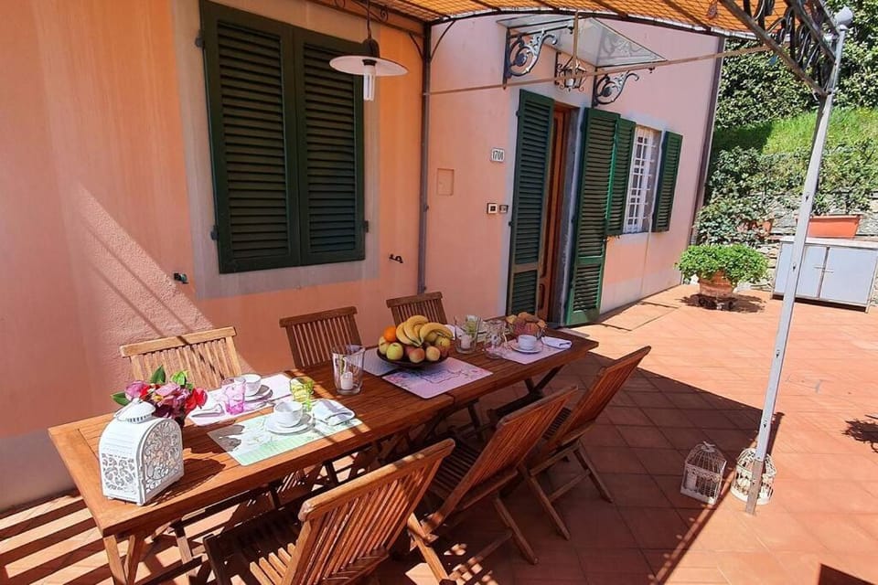 Patio, Food and drinks, Dining area, Food