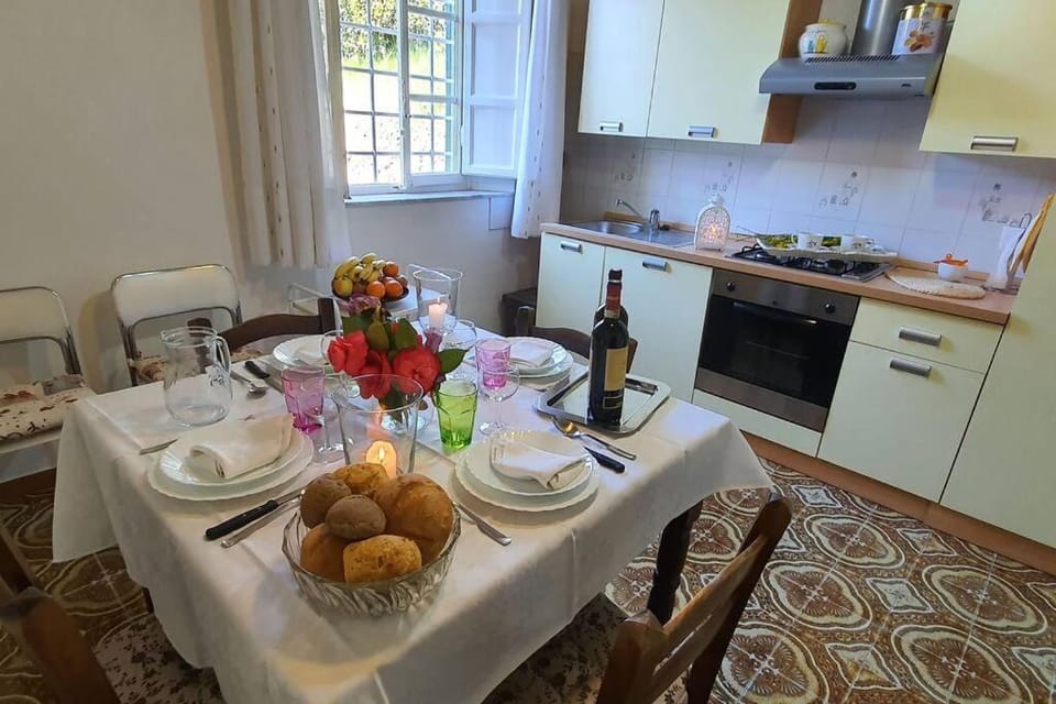 Kitchen or kitchenette, Food and drinks, Dining area, pet friendly, stove