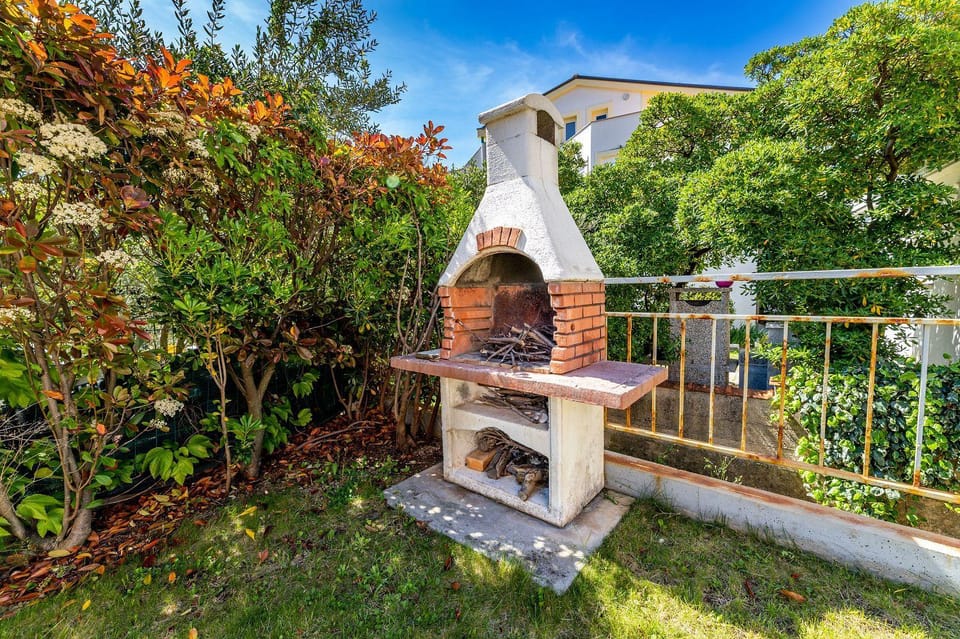 200 Meter zum Strand mit Klima, WiFi Apartment in Lika-Senj County