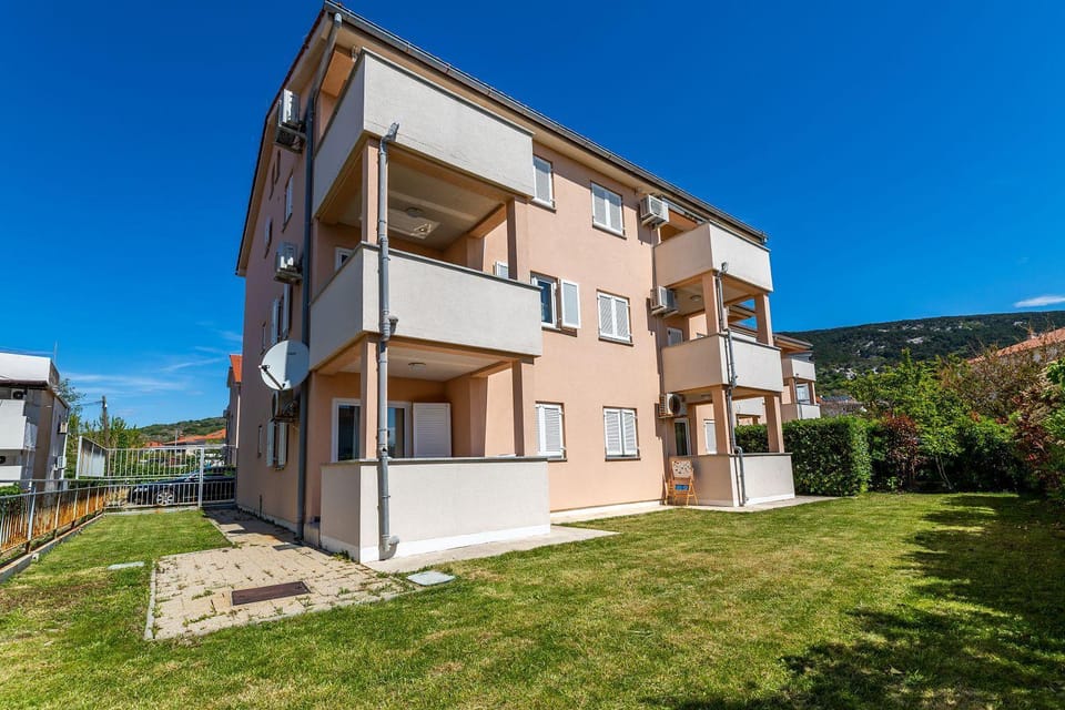 200 Meter zum Strand mit Klima, WiFi Apartment in Lika-Senj County