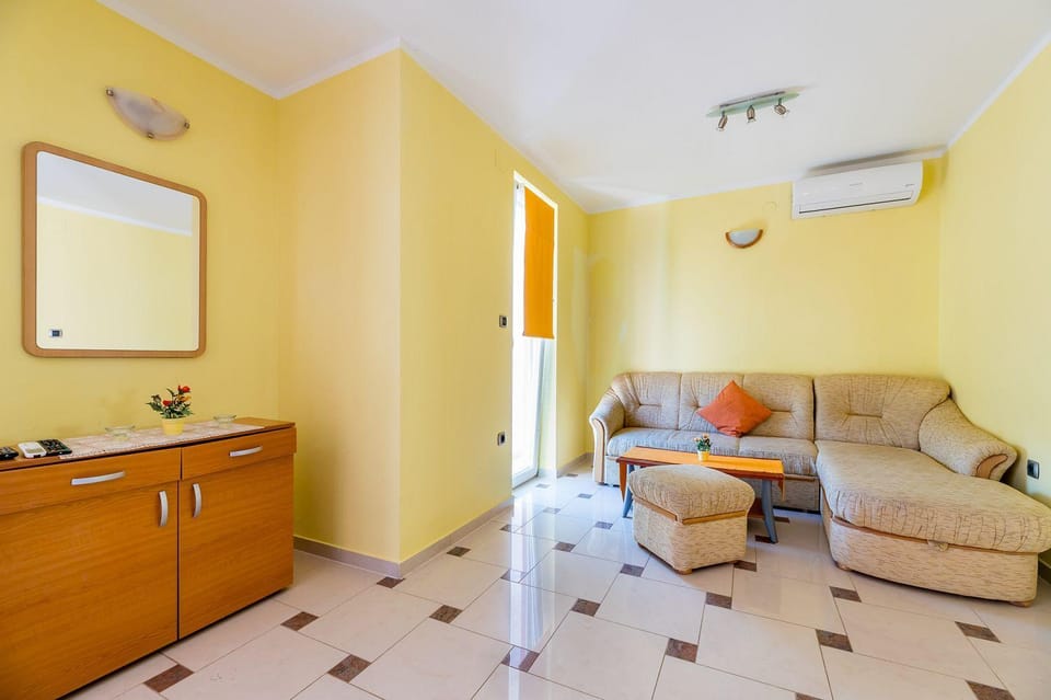 350 Meter bis zum tollen langen Strand in Baska Apartment in Lika-Senj County