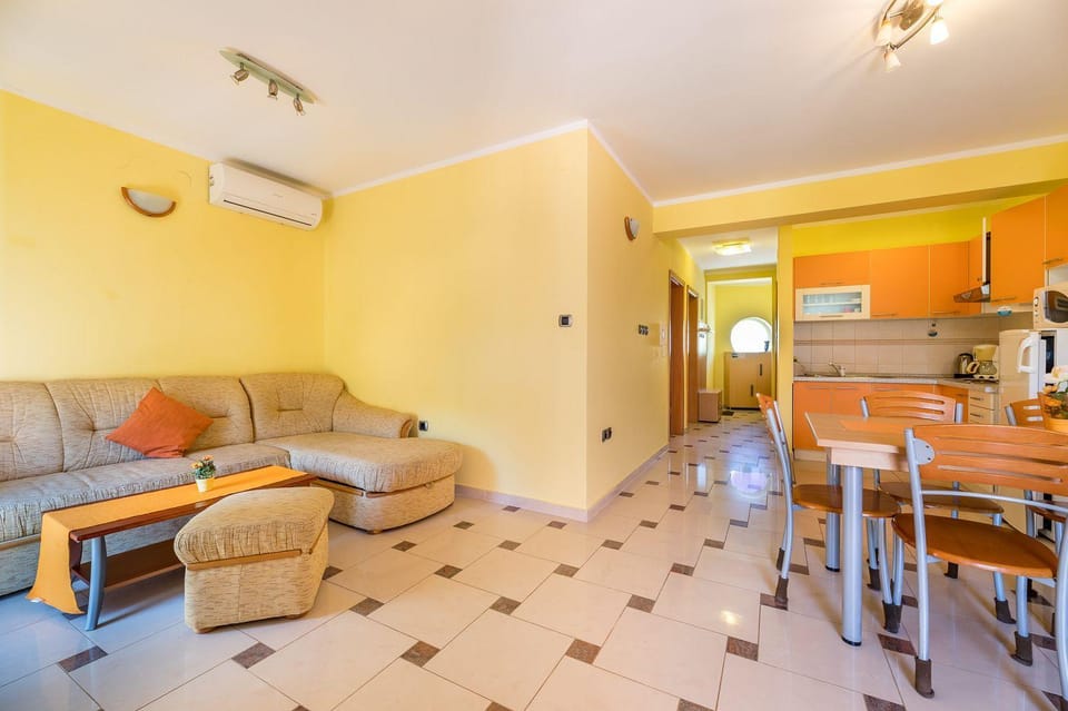 350 Meter bis zum tollen langen Strand in Baska Apartment in Lika-Senj County