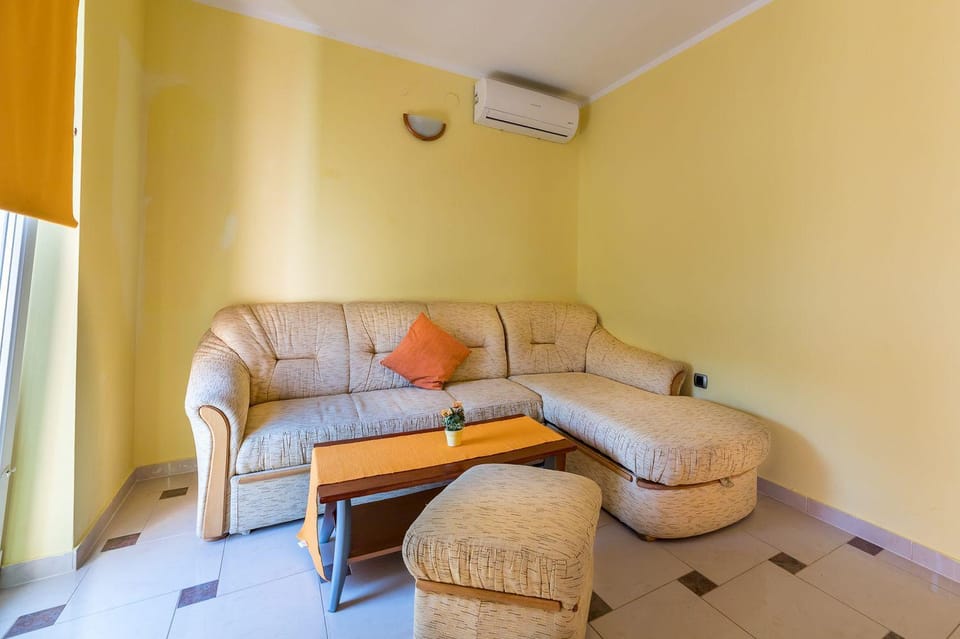 350 Meter bis zum tollen langen Strand in Baska Apartment in Lika-Senj County