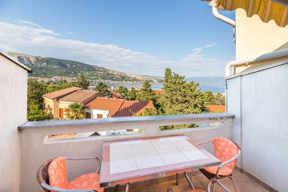 Nur 350 Meter zum Strand mit Meerblick Apartment in Lika-Senj County