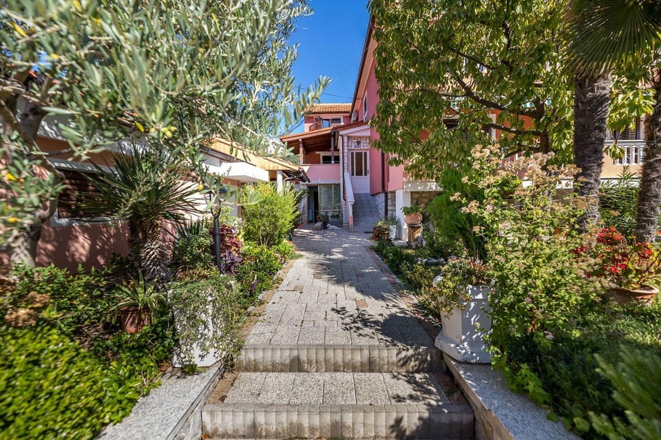 Über 2 Etagen nur 400 Meter zum Strand Apartment in Lika-Senj County