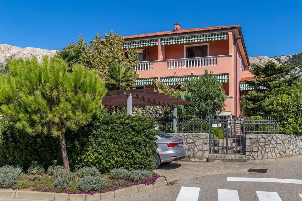 Über 2 Etagen nur 400 Meter zum Strand Apartment in Lika-Senj County