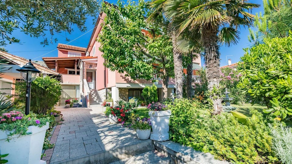 Nur 400 Meter zum Strand mit WiFi, Terrasse Apartment in Lika-Senj County