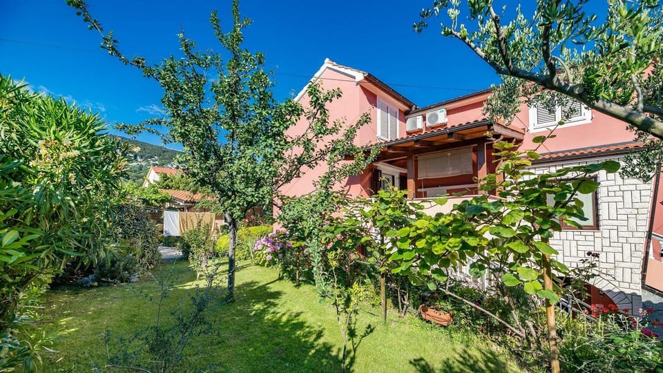 Nur 400 Meter zum Strand mit WiFi, Terrasse Apartment in Lika-Senj County