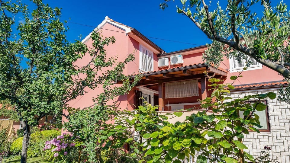 Nur 400 Meter zum Strand mit WiFi, Terrasse Apartment in Lika-Senj County