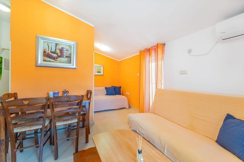Nur 350 Meter zum Kieselstrand Apartment in Lika-Senj County