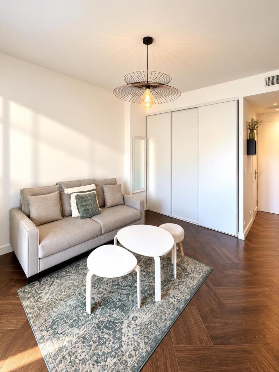 Spacieux STUDIO Happy home en dernier étage avec petit ascenseur et balcon À 5 minutes du vieux Nice et de la mer Attention aucune chambre séparée Apartment in Nice