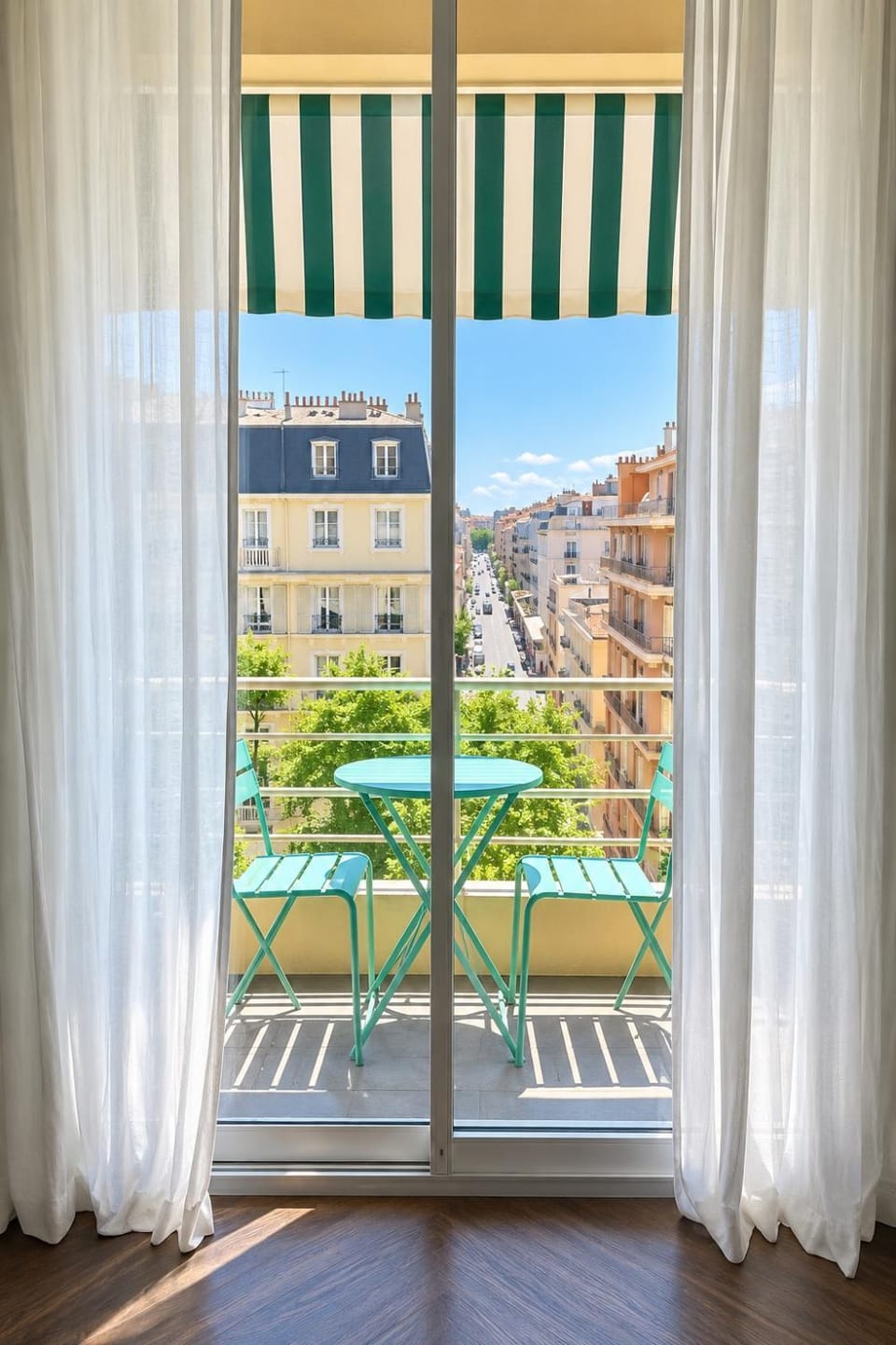 Spacieux STUDIO Happy home en dernier étage avec petit ascenseur et balcon À 5 minutes du vieux Nice et de la mer Attention aucune chambre séparée Apartment in Nice