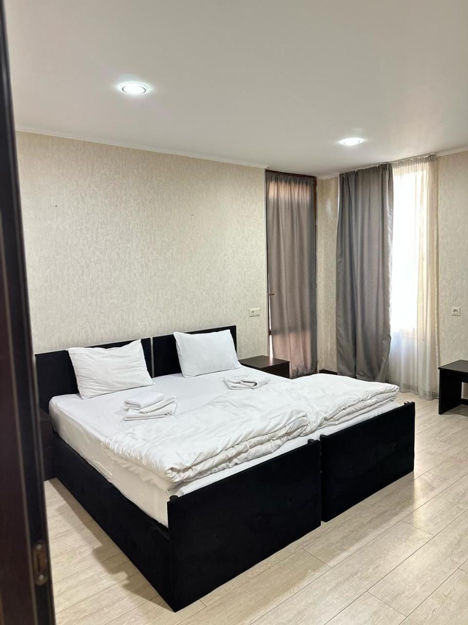 Bed, Photo of the whole room, Bedroom, towels