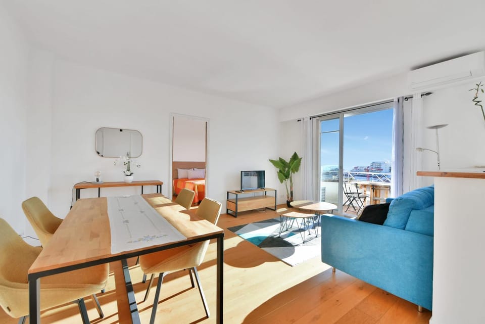 TV and multimedia, Balcony/Terrace, Living room, Seating area, Dining area