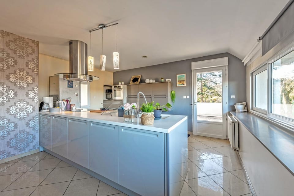 Kitchen or kitchenette, minibar