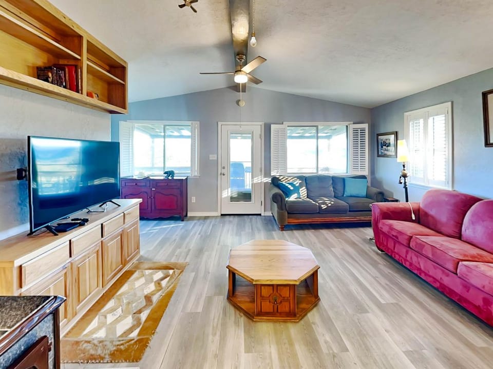 TV and multimedia, Living room, Seating area, Sea view, furniture