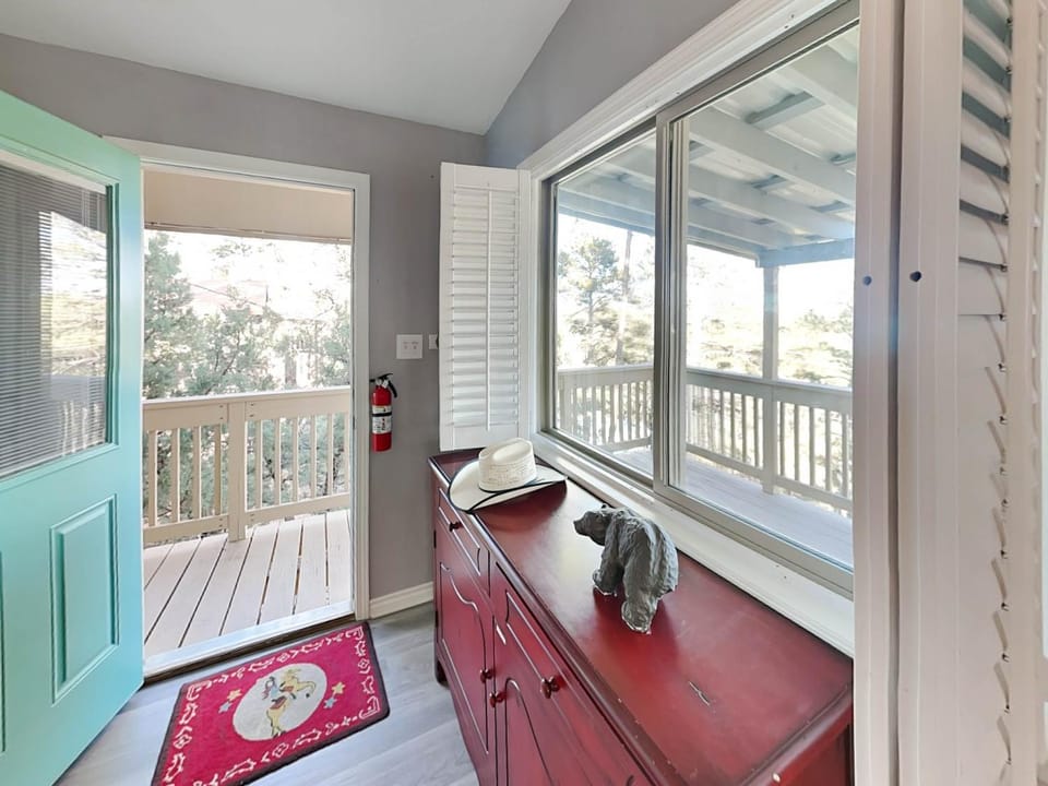 Facade/entrance, Natural landscape, Balcony/Terrace, Mountain view, furniture
