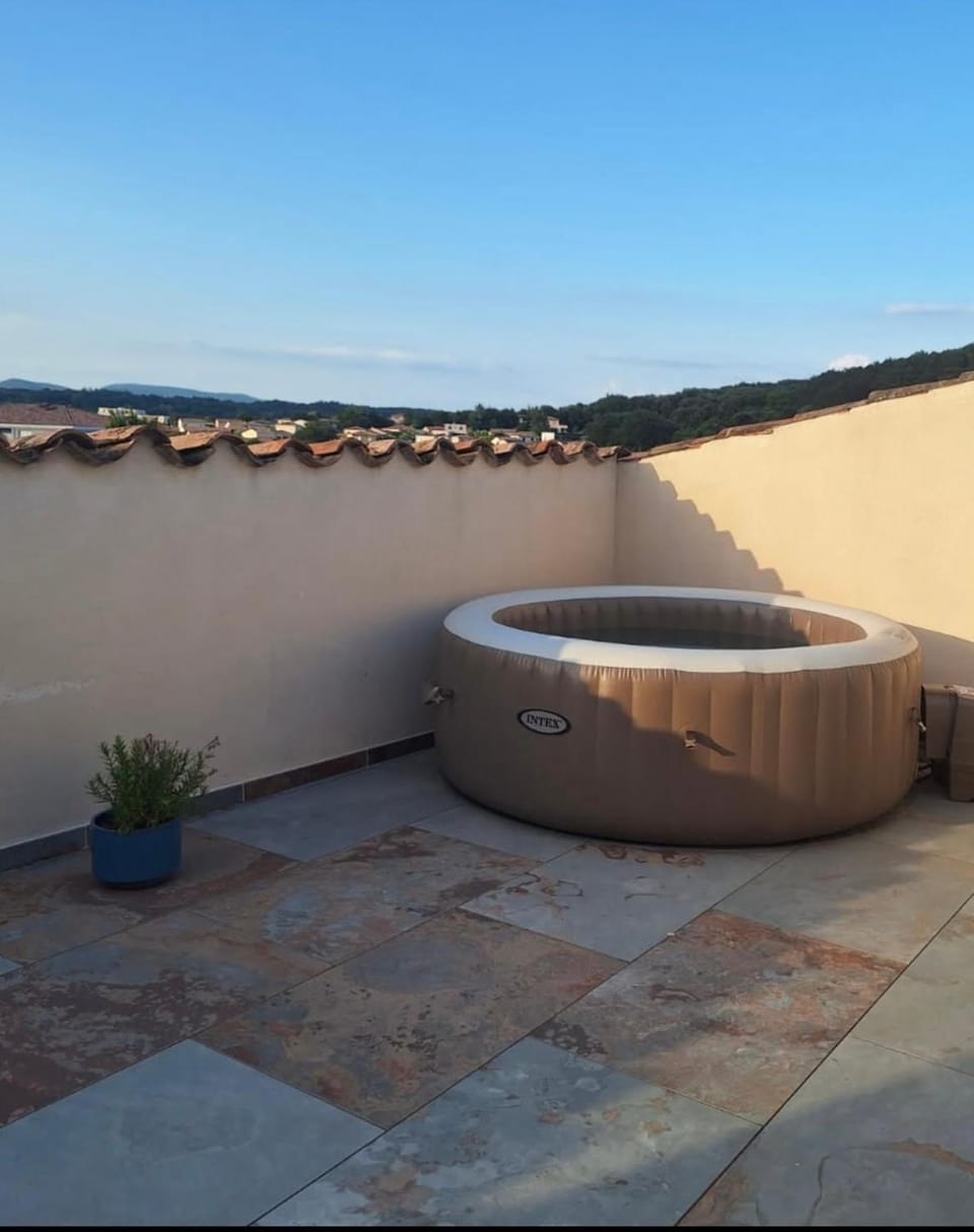 Appartement chaleureux avec jacuzzi-Terrasses rooftop-Rafraîchisseur-Parking-wifi Apartment in Provence-Alpes-Côte d'Azur